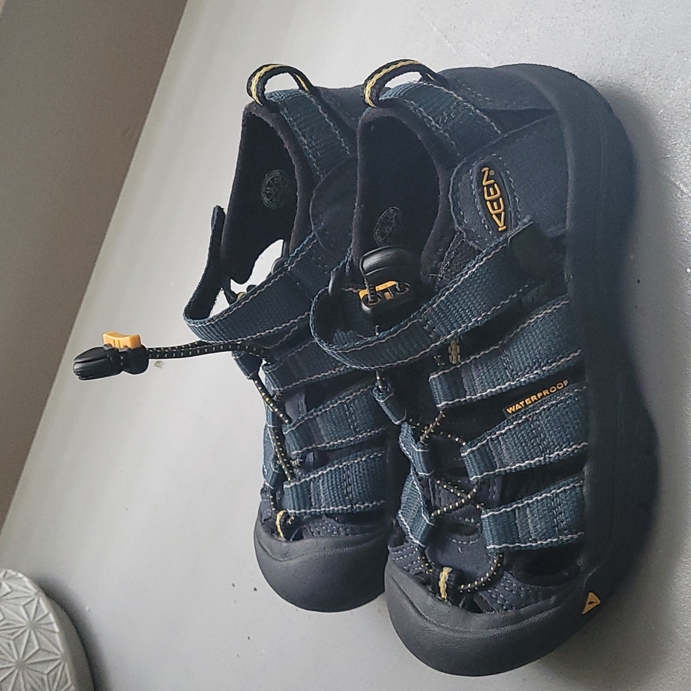 Keen water proff sandle. Like New!